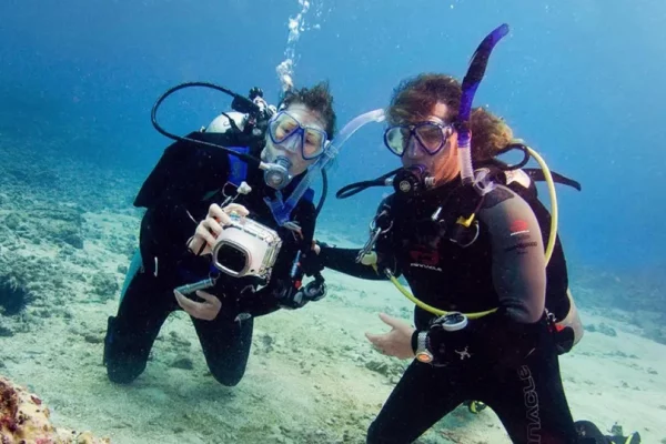 Männer fotografieren unter Wasser