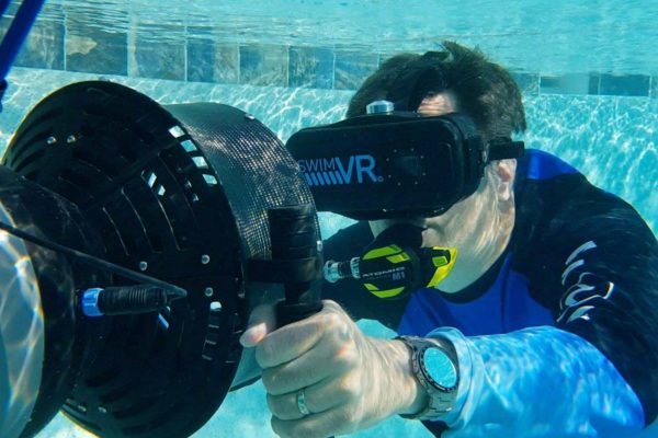 Mann beim Swim VR Erlebnis